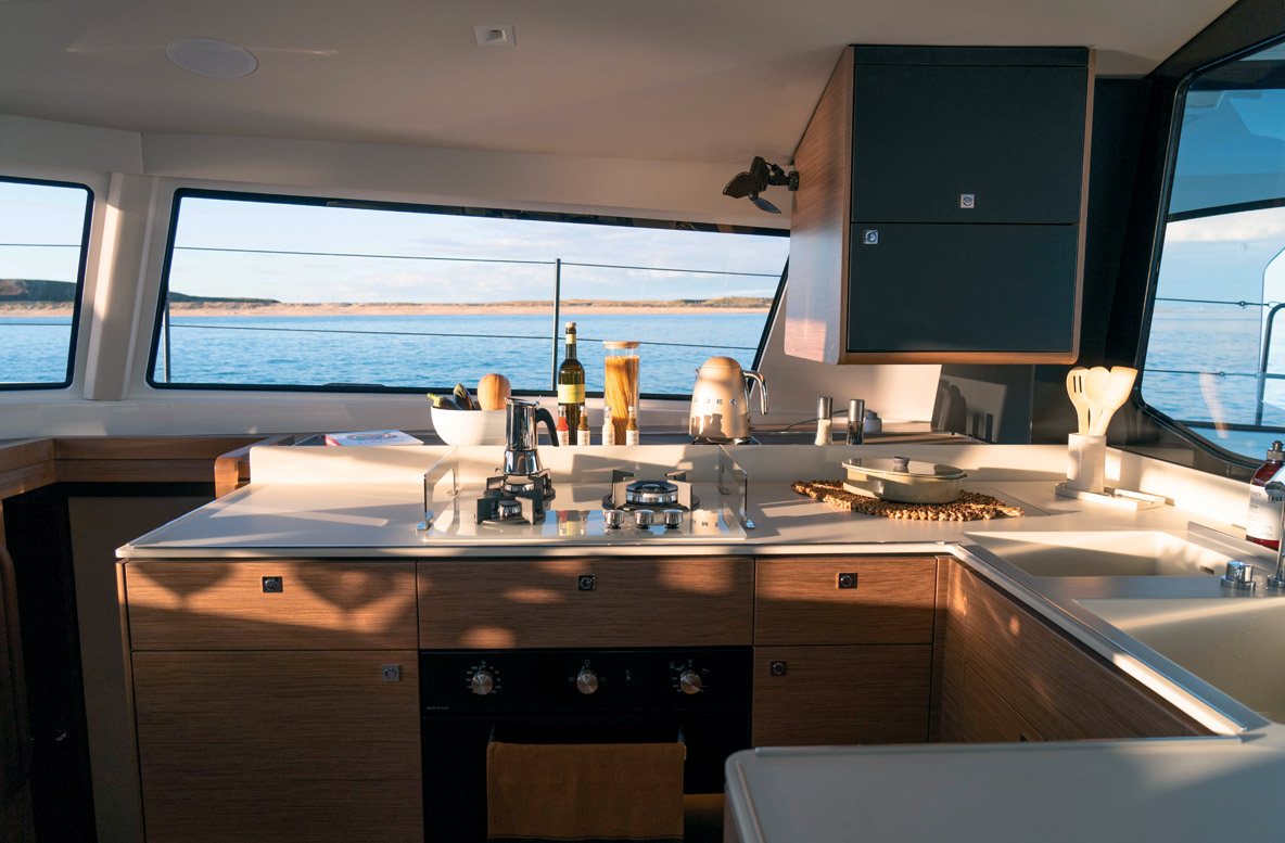 Les meubles d’angle suspendus dans le carré symbolisent bien le soin apporté au design et à la finition sur cette unité.