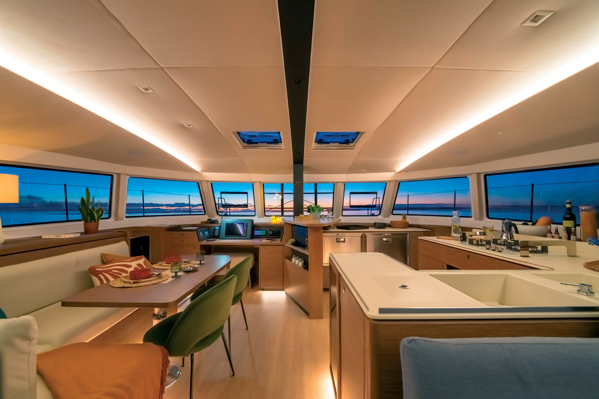La nacelle est donc aménagée dans l’esprit Open, avec une très grande cuisine, un carré intérieur concentré et un meuble bar central déjà devenu incontournable chez Nautitech.