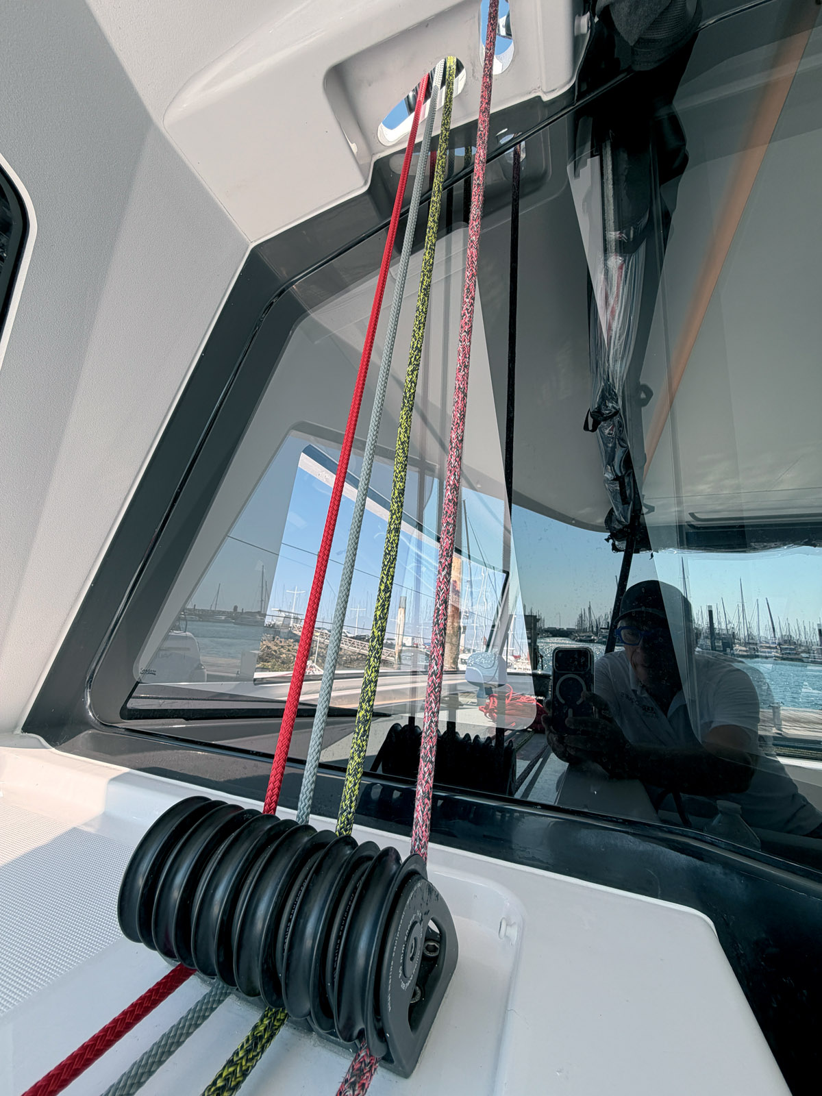 Le plan de pont privilégie une navigation en équipage réduit. Toutes les manœuvres restent accessibles depuis les postes de barre.