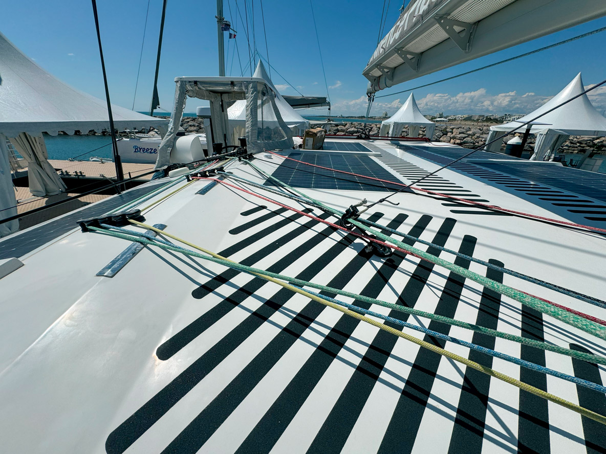 L’accastillage très complet est digne d’un multicoque de course !