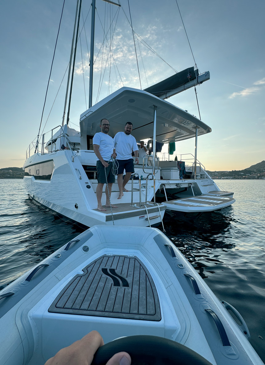 Le combo gagnant : catamaran hybride et annexe électrique !