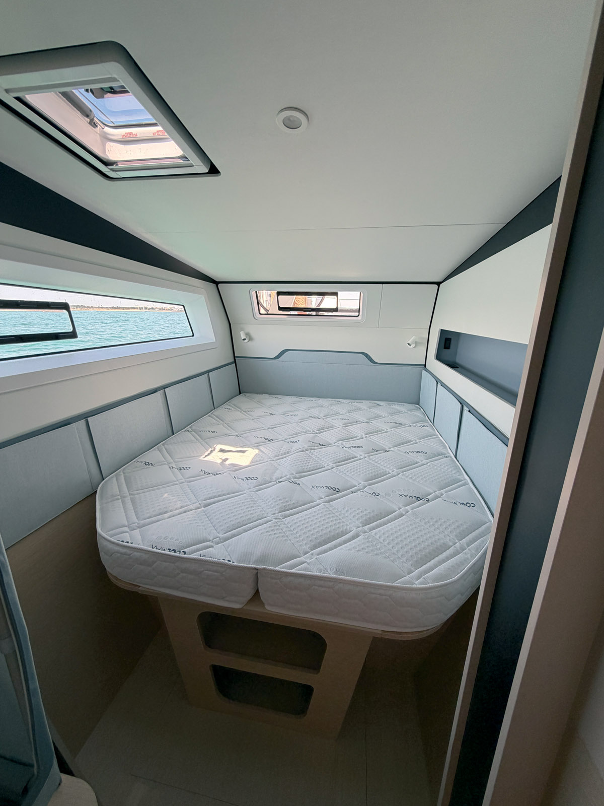 Les cabines arrière (ici la cabine invités de la coque tribord) accueillent un grand couchage de 1,60 × 1,98 m. La hauteur sous barrot est  de 1,95 m.