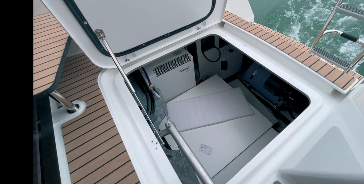 Le moteur n’est pas visible puisqu’il s’agit d’un pod sous la coque ; en revanche,  la batterie de 21 kWh est bien visible.