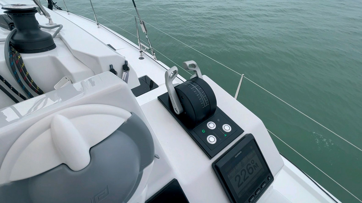 On commande les deux moteurs grâce à ces deux manettes. Au point mort, il n’y a pas un bruit !