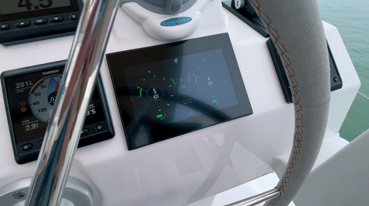 L’écran de droite réunit toute l’interface électrique – moteurs, charge, consommation, hydrogénération…