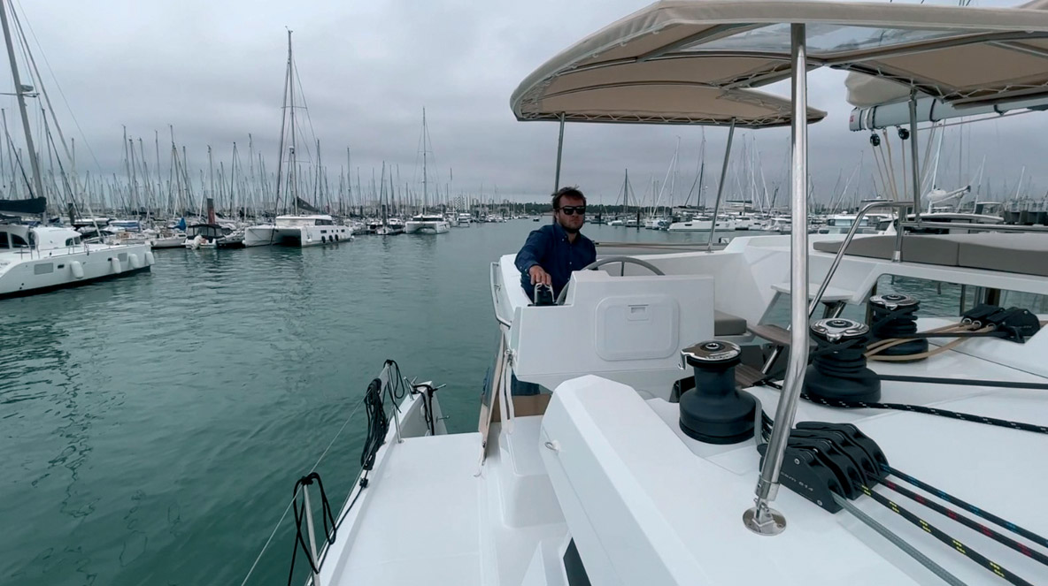 Comme sur la plupart des catamarans de la marque, le poste de barre est situé derrière celui dédié aux manœuvres.