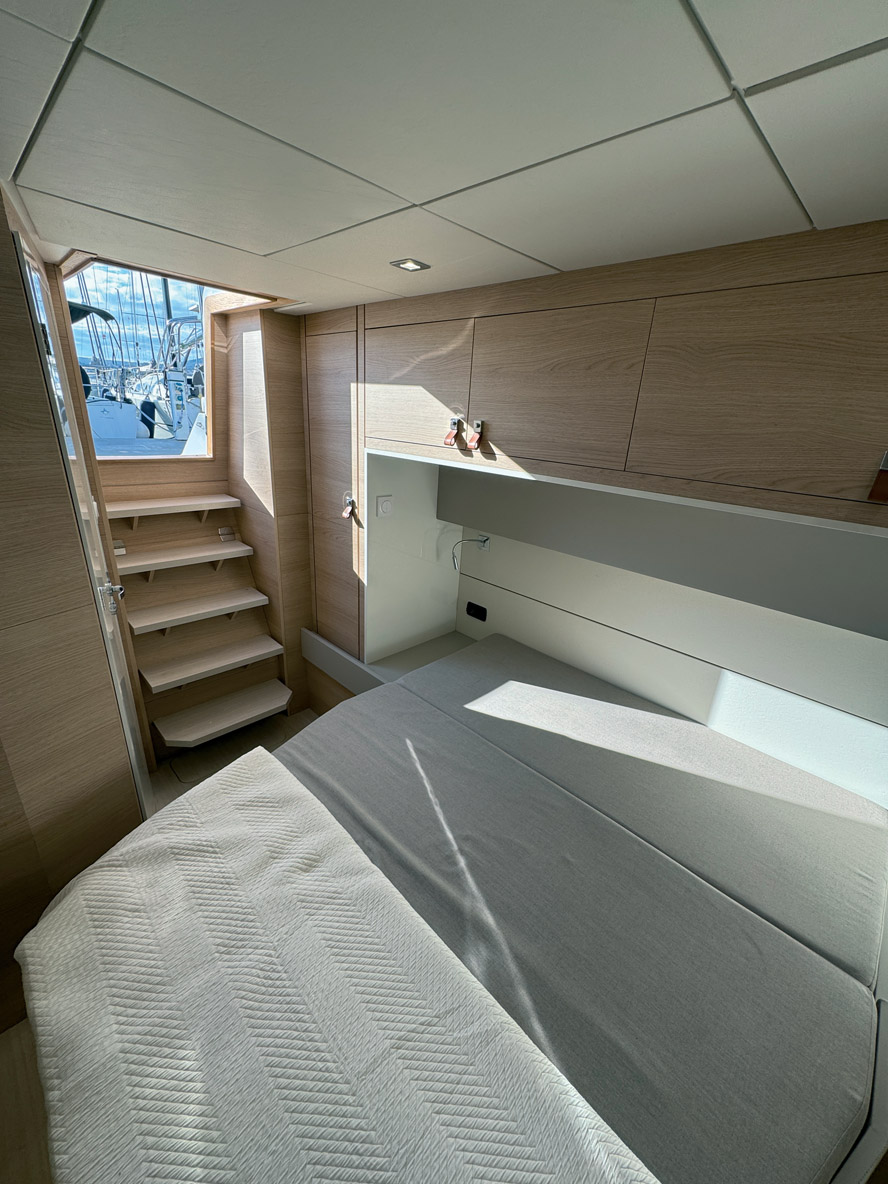  La cabine arrière tribord  est très lumineuse grâce  à l’ouverture sur le cockpit.