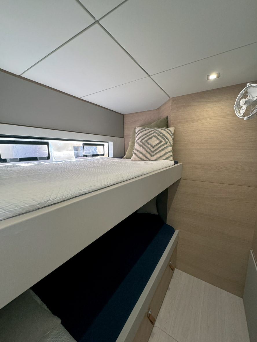 Sur notre catamaran d’essai, une cabine centrale est aménagée avec deux lits superposés.