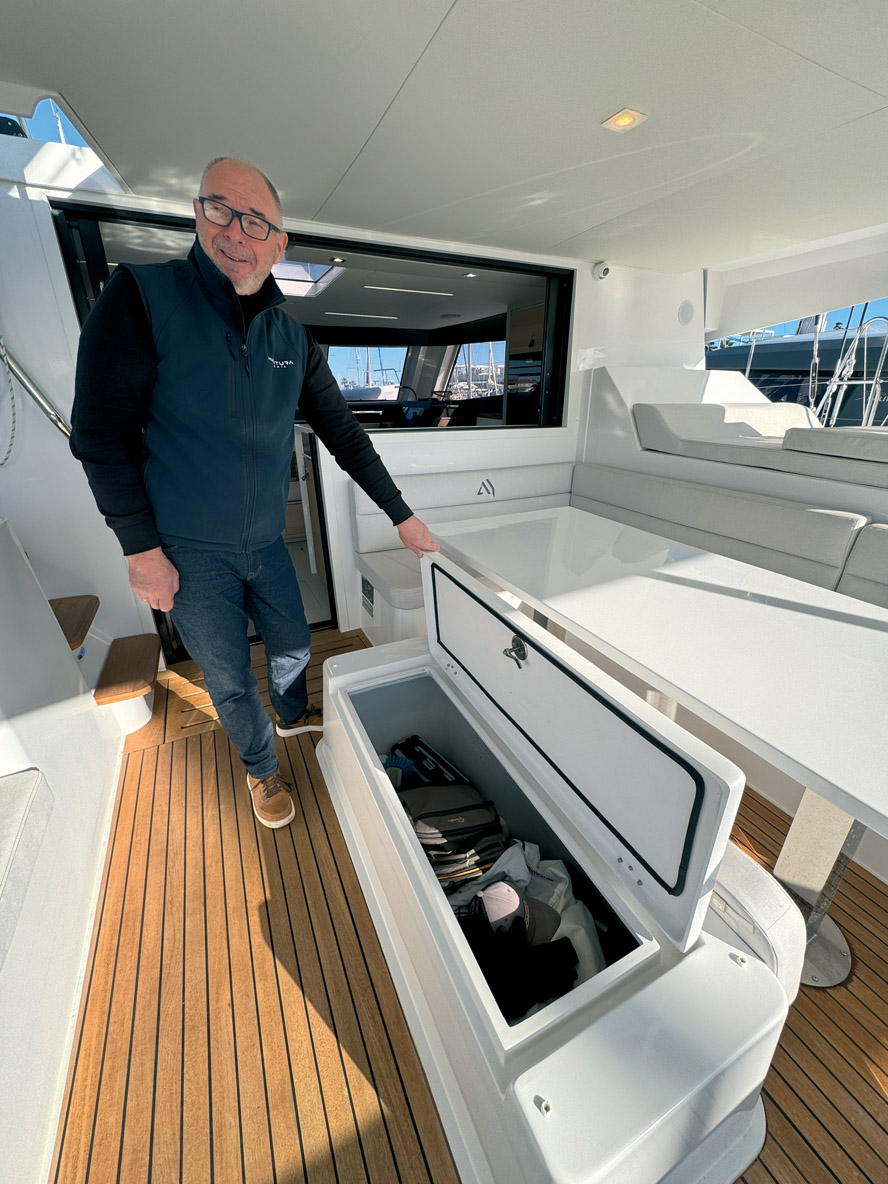 Le cockpit du 45 est particulièrement vaste et propose de nombreuses assises et rangements.