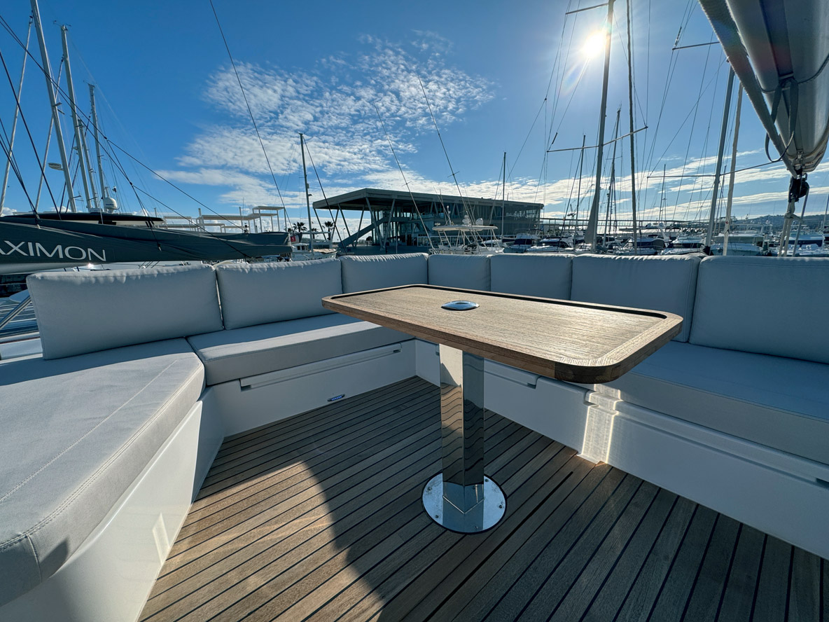 Un vaste solarium est aménagé au-dessus du bimini ; cet espace sera plutôt utilisé au mouillage car la bôme reste basse.