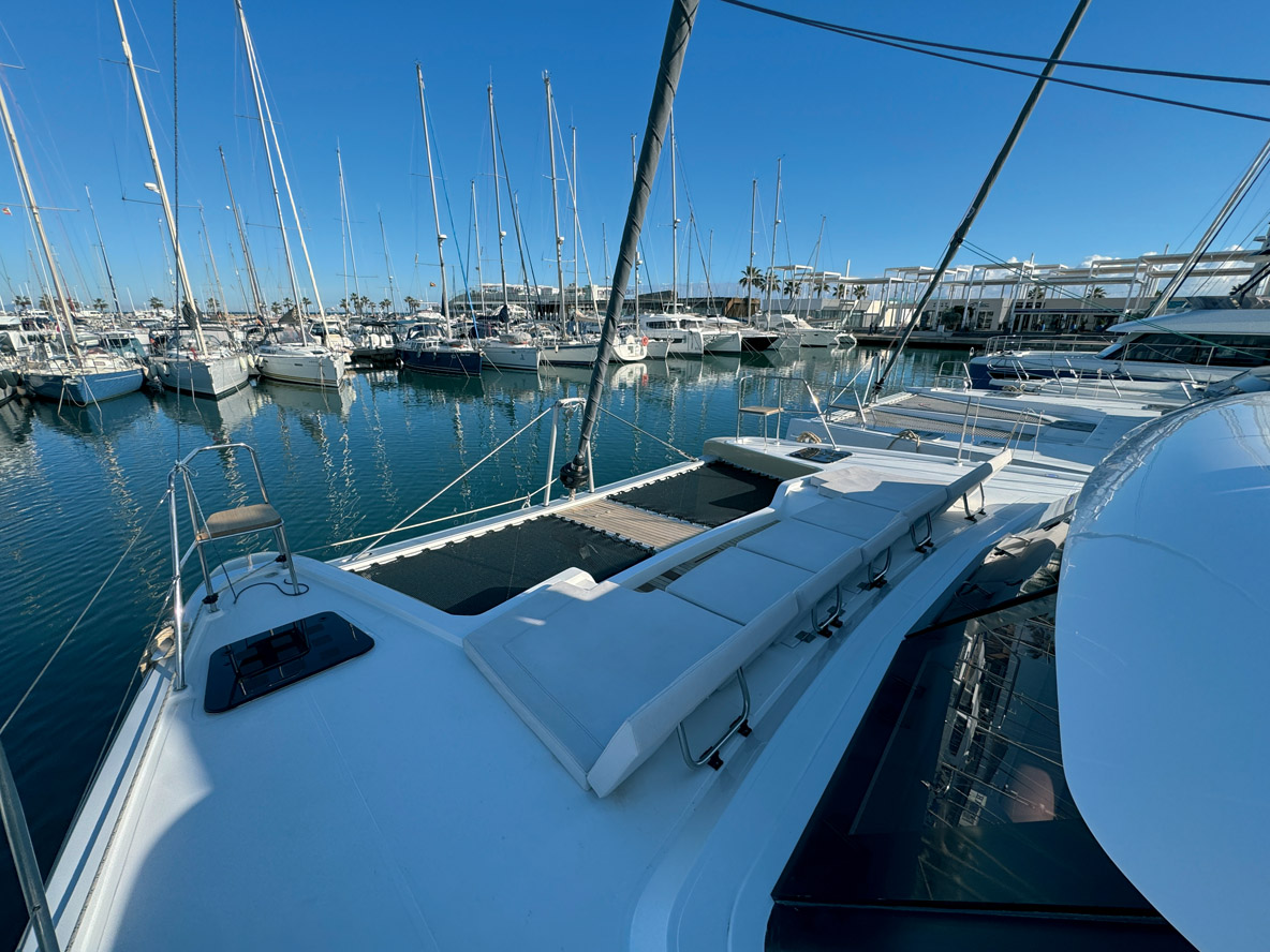 L’Aventura préserve deux courts trampolines tout à l’avant : contre le rouf, il est possible d’aménager un vaste solarium, lequel peut être complété par une table.