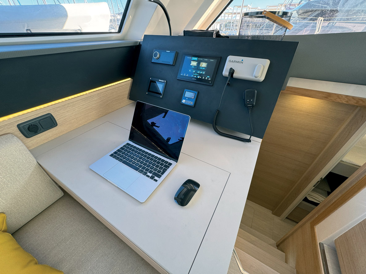 Le constructeur a prévu une table à cartes travers à la route ; l’assise n’est autre que l’extrémité tribord du carré.