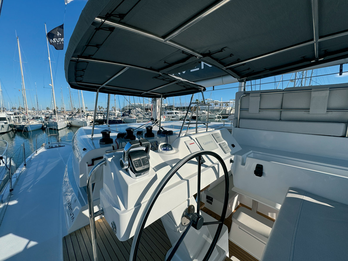 L’Aventura 45 reprend à son compte la formule poste de barre + poste de manœuvres déjà généralisée à bord des catamarans Fountaine Pajot.