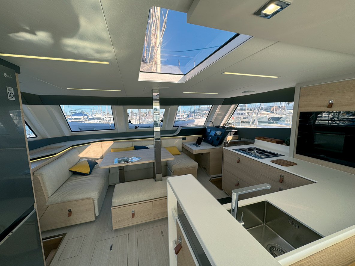 Le carré est repoussé au fond de la nacelle ; en option,  il est transformable en couchette double.