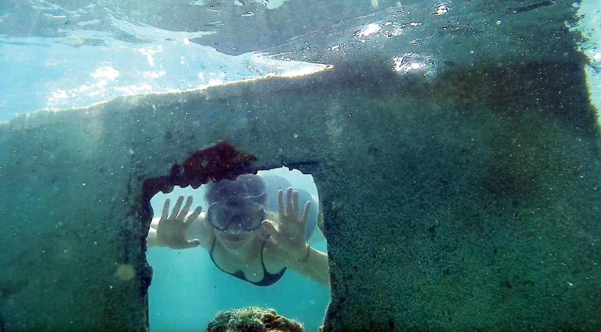 L’épave de l’avion de Pablo Escobar se visite très facilement – elle émerge même à marée basse. Un (faux) squelette a été mis en place dans les restes de la carlingue : âmes sensibles s’abstenir !