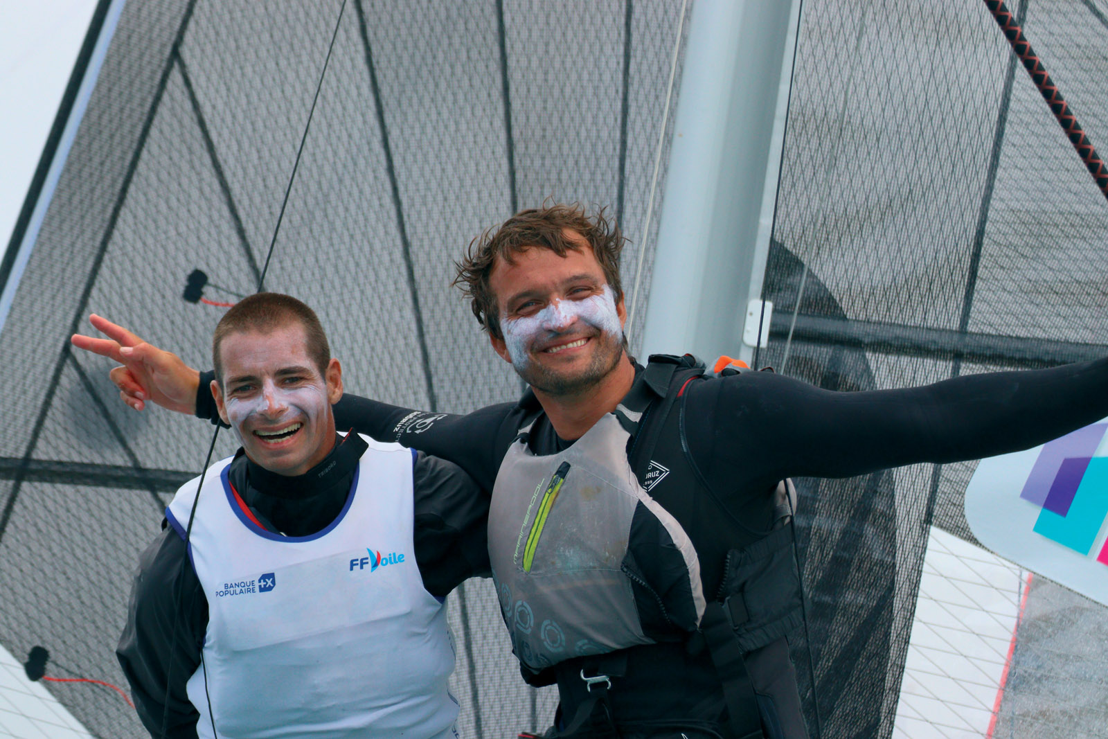 Emeric Dary et David Fanouillere sur leur Akurra, en tête de la 4ème étape puis à l’arrivée.