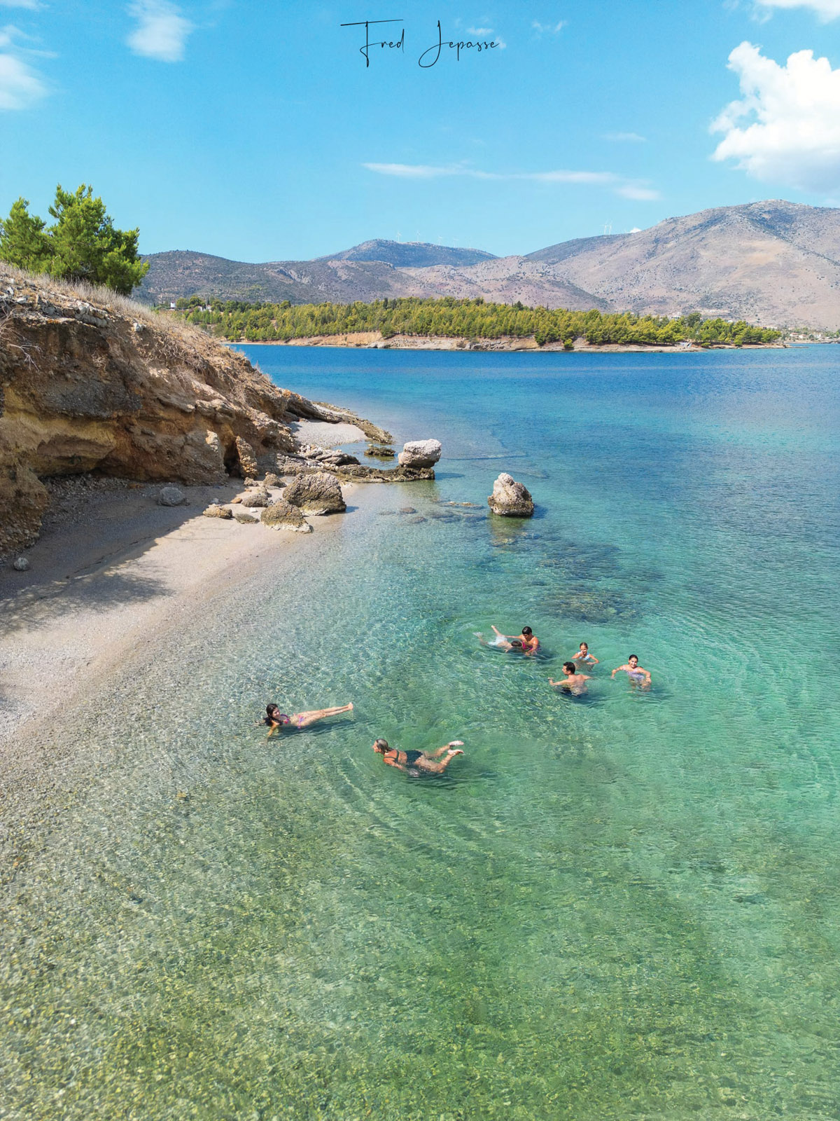 Baigneurs dans les eaux cristallines d’une des plages toutes proches du mouillage.