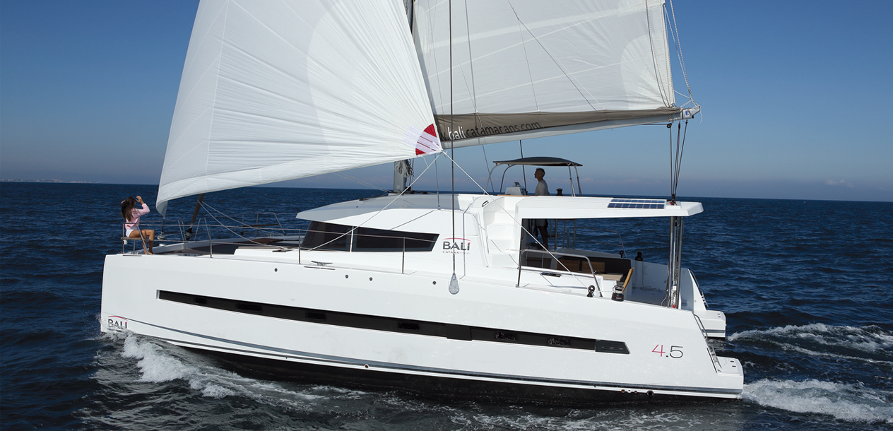 Thanks to its moderate displacement and its generous sail area, the 4.5 sails rather well.