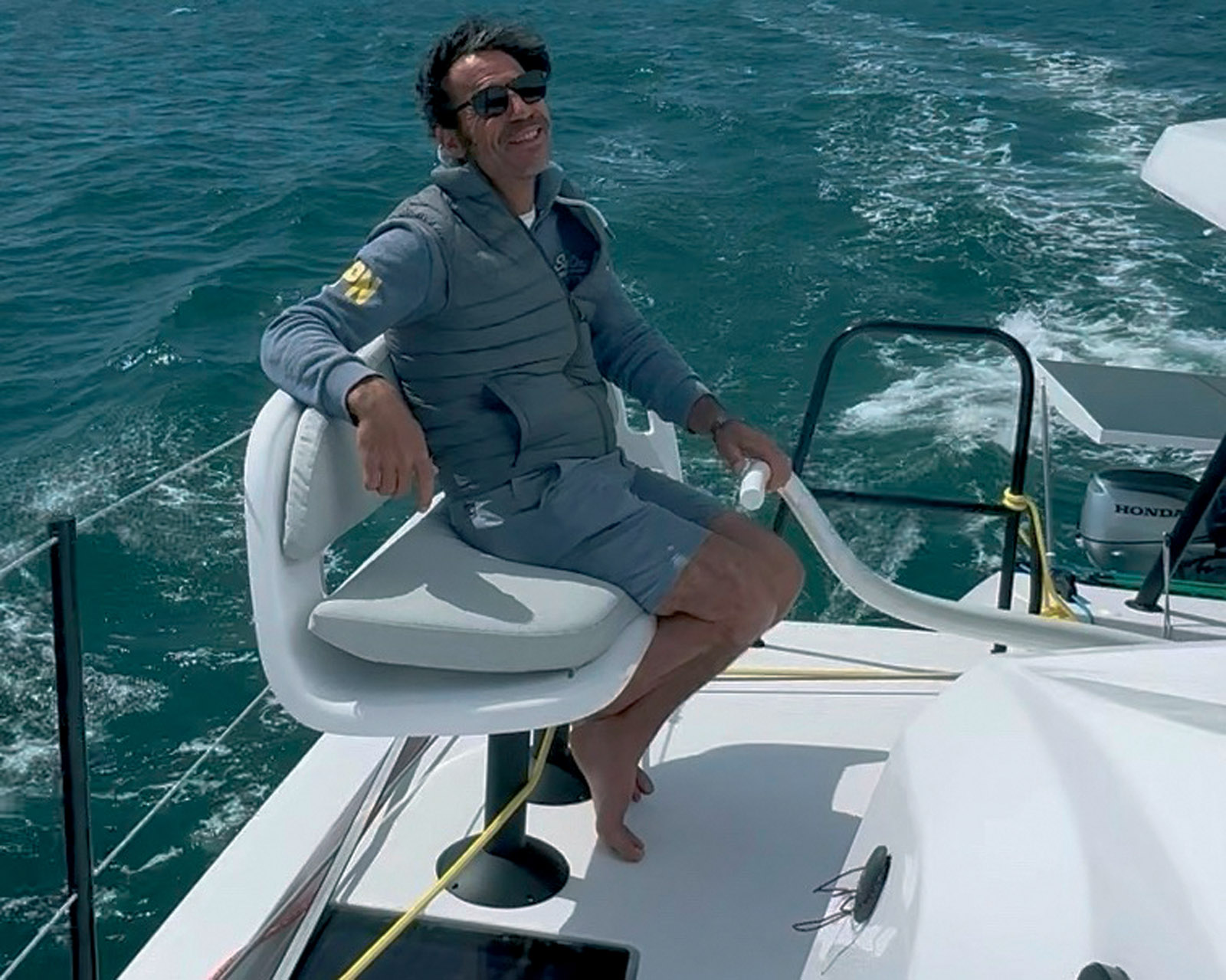 Le poste de barre franche offre un excellent contact avec le multicoque et une visibilité idéale sur les voiles. Le chantier propose également un siège baquet, apprécié des adeptes des longues heures de barre.