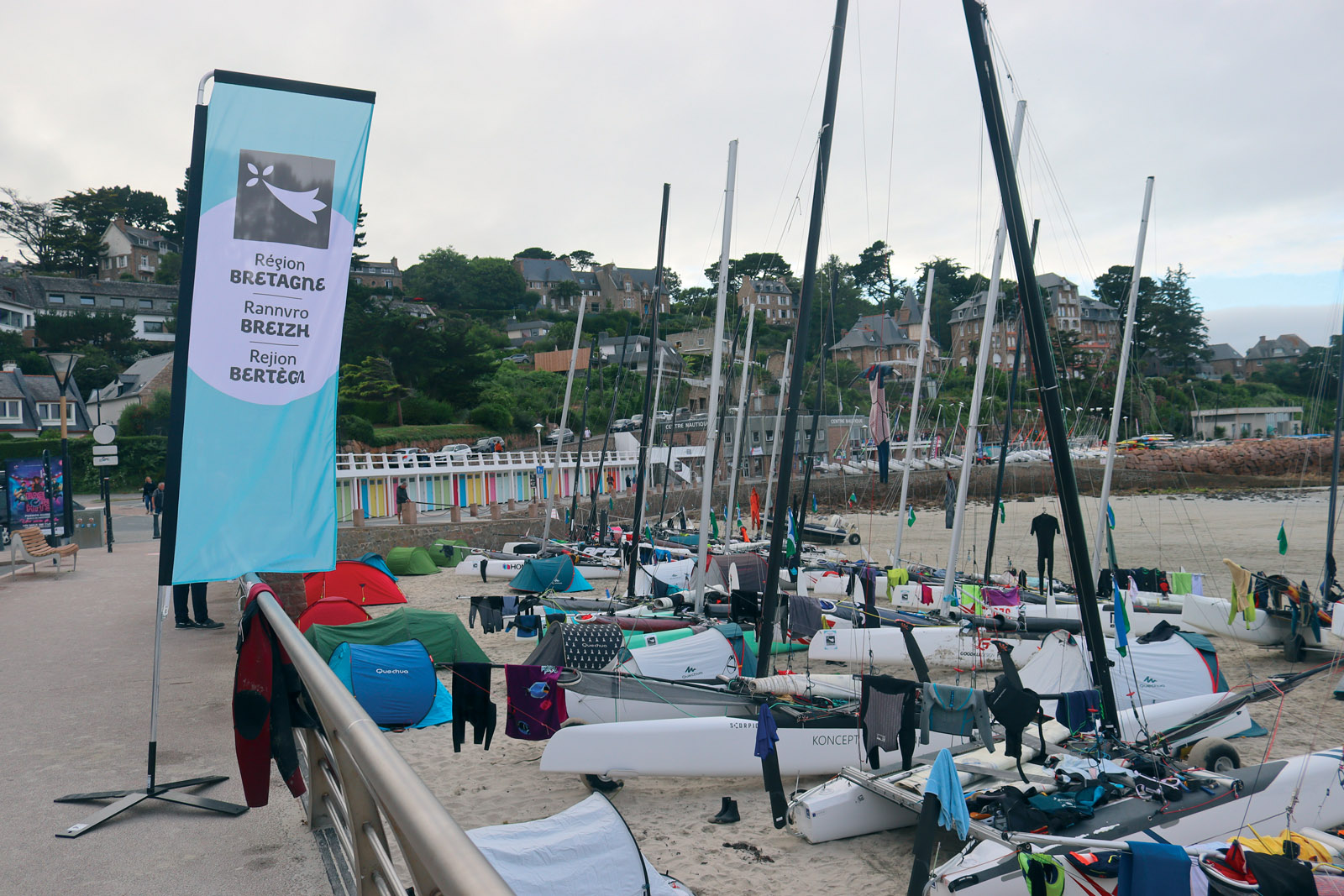 L’ambiance raid ? C’est dormir en tente sur la plage, à quelques mètres de son catamaran…