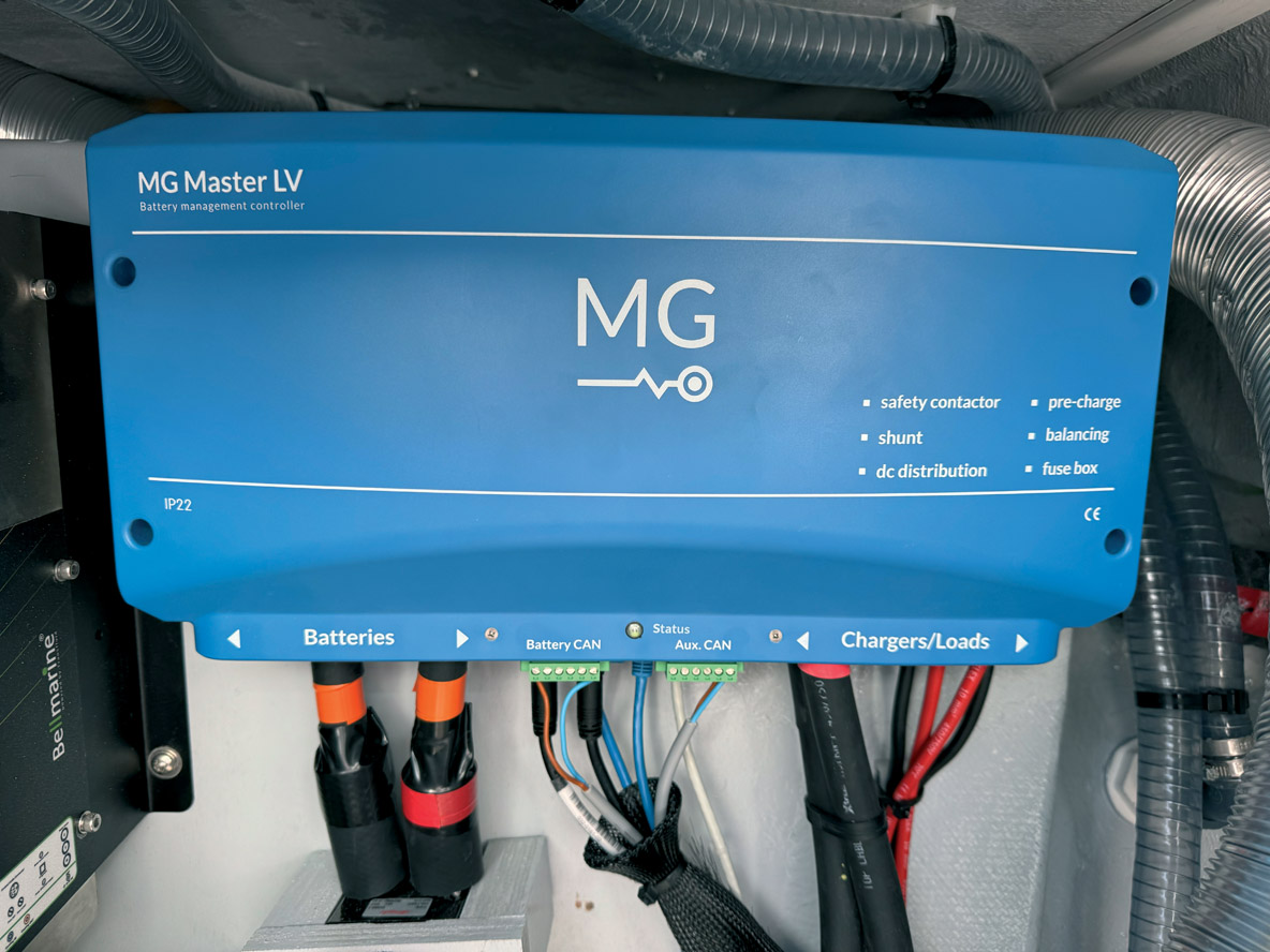 Le BMS (battery management system) est un organe électronique qui sécurise l’installation électrique, et plus particulièrement les batteries (vieillissement prématuré, surcharges, etc.).