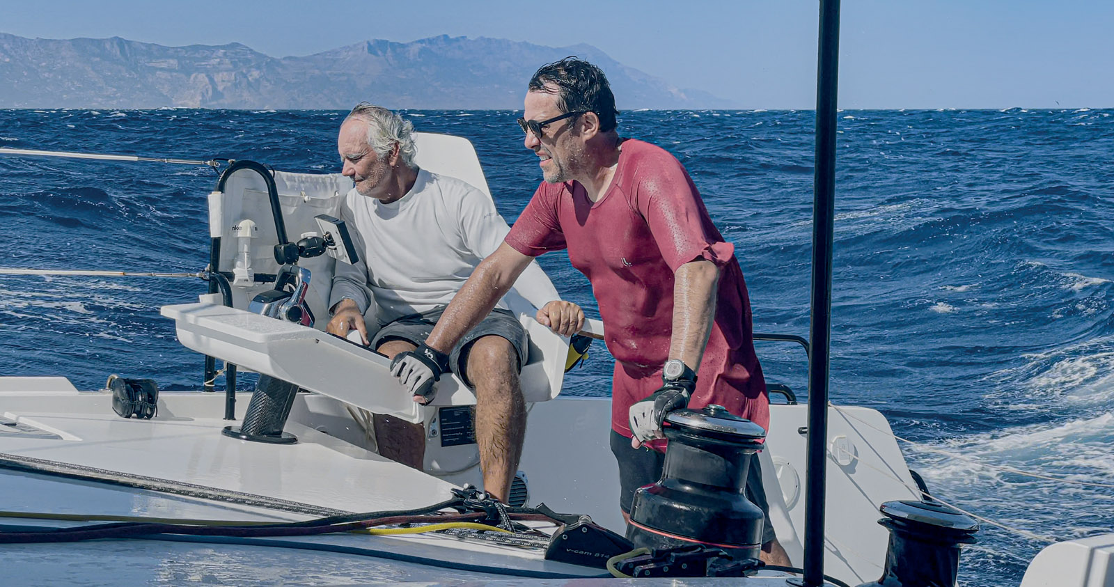 Yves et Christian sont bien trempés quand le catamaran dépasse les 20 nœuds !