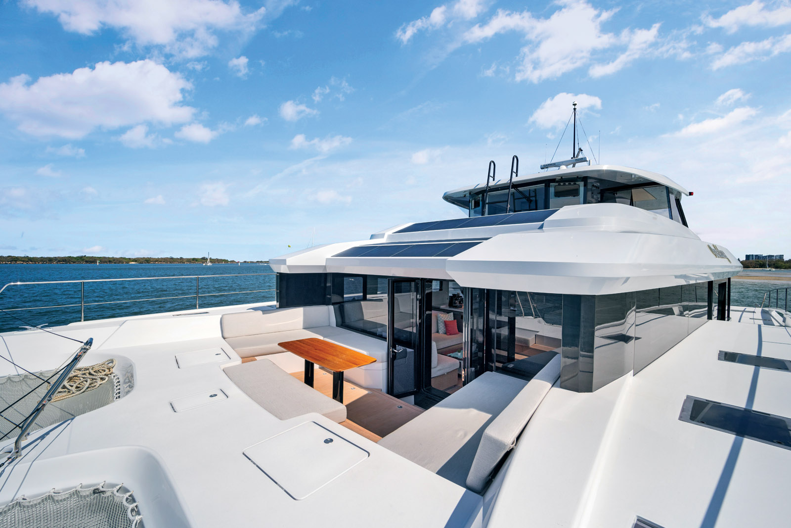 Le MC82p dispose d’un vaste pont avant avec un cockpit en contrebas et d’un puissant guindeau pour la chaîne.