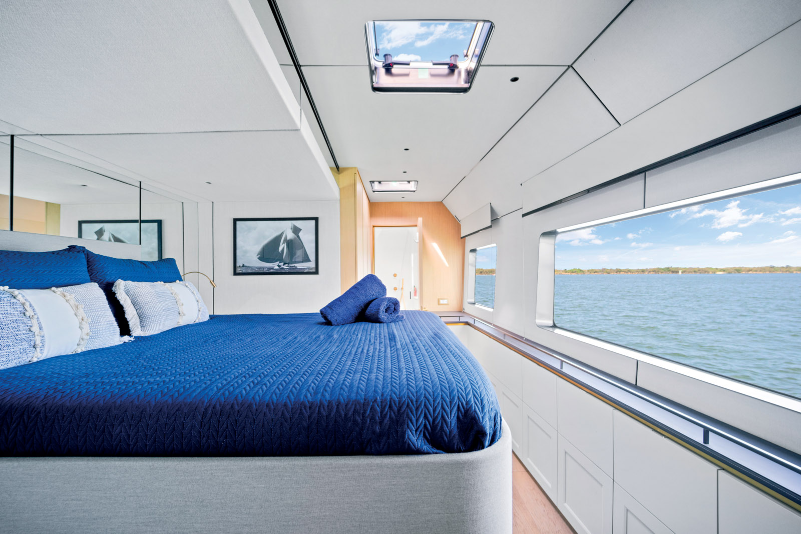 Les cabines avant des deux coques sont les plus spacieuses ; on y découvre des lits queen size.