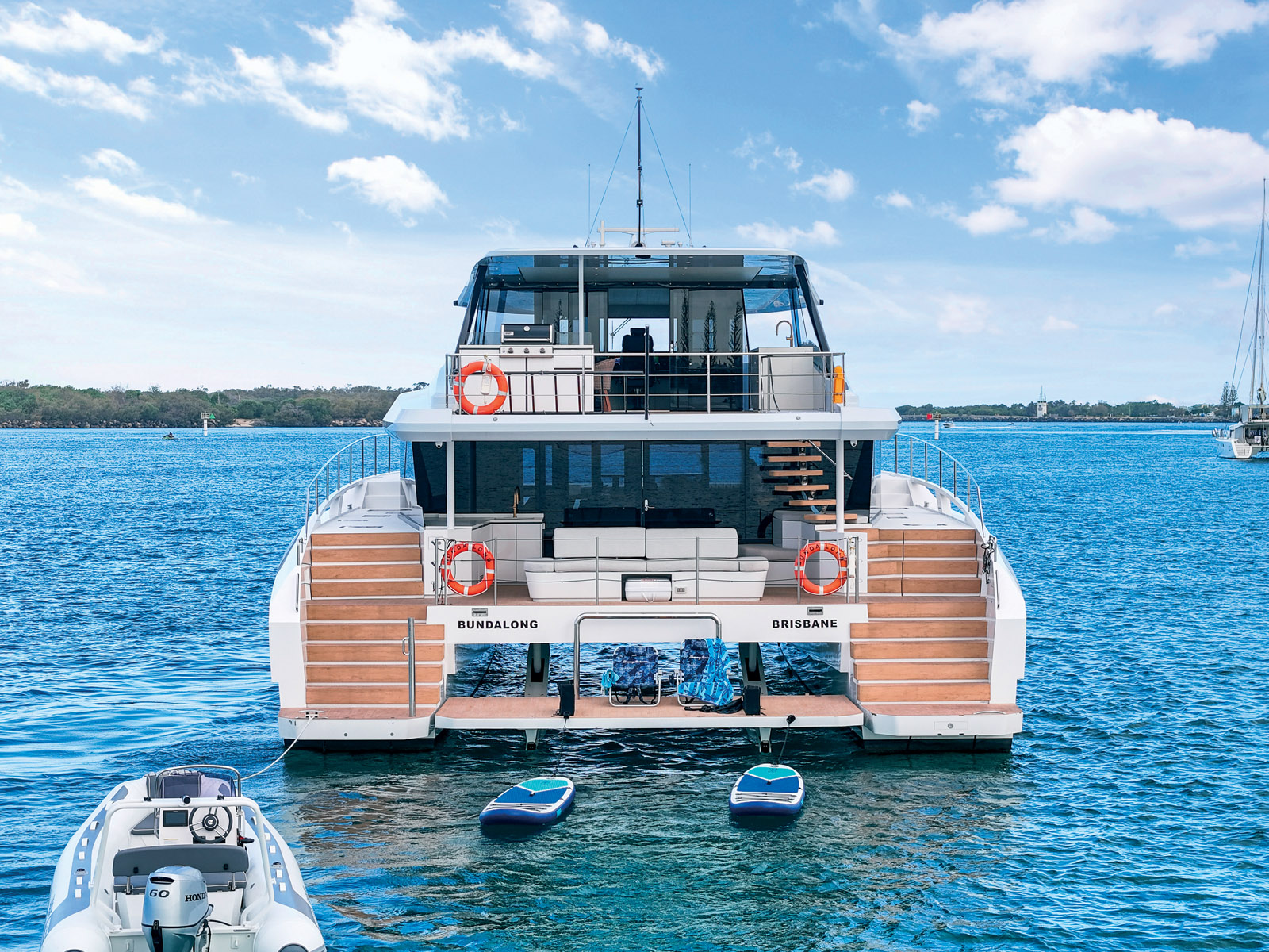 Trois espaces de vie distincts, une large plateforme de baignade et un pont arrière spacieux : voilà le confort que peut offrir un powercat de 82 pieds…
