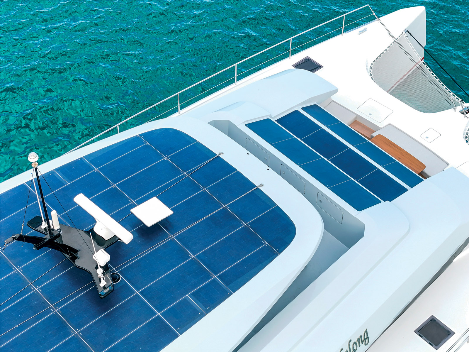 Les énergies renouvelables sont devenues un élément essentiel de tout croiseur longue distance. Au mouillage, les 7,2 kW de panneaux solaires et les deux chargeurs-onduleurs Victron 4 000 W couvriront la consommation électrique du bord.
