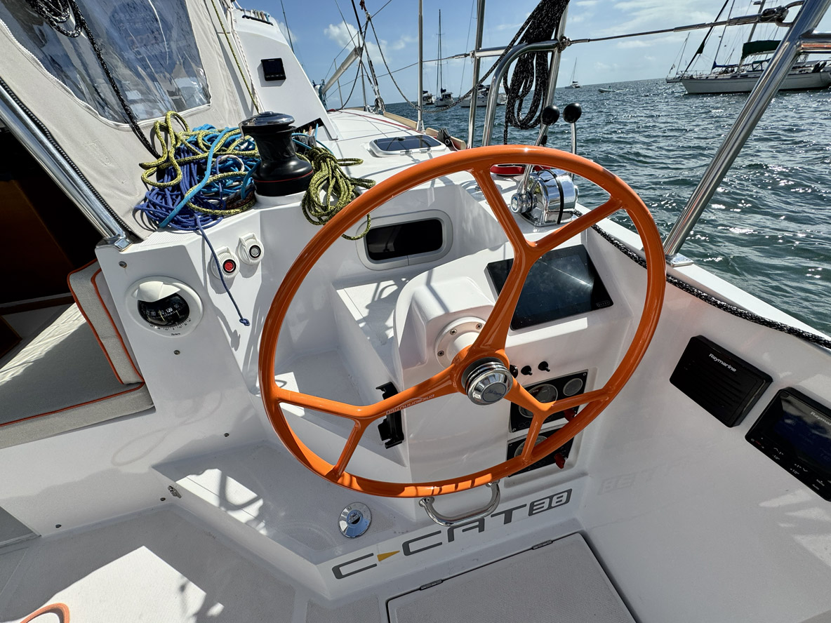 Le catamaran profite d’un poste de barre sur chaque bord, un emplacement idéal pour les manœuvres et la visibilité.