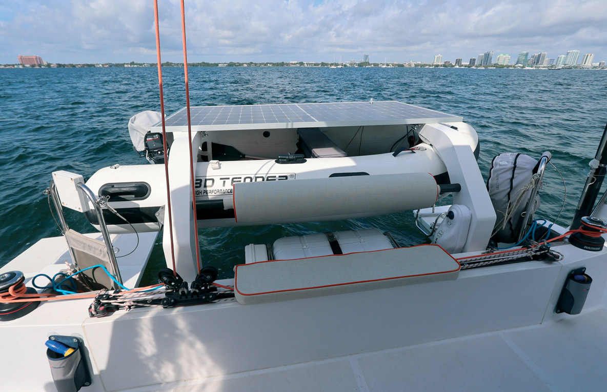 Pour ne pas alourdir le  catamaran, le chantier  a préféré installer des  bossoirs à la place  d’une plateforme  arrière centrale. 