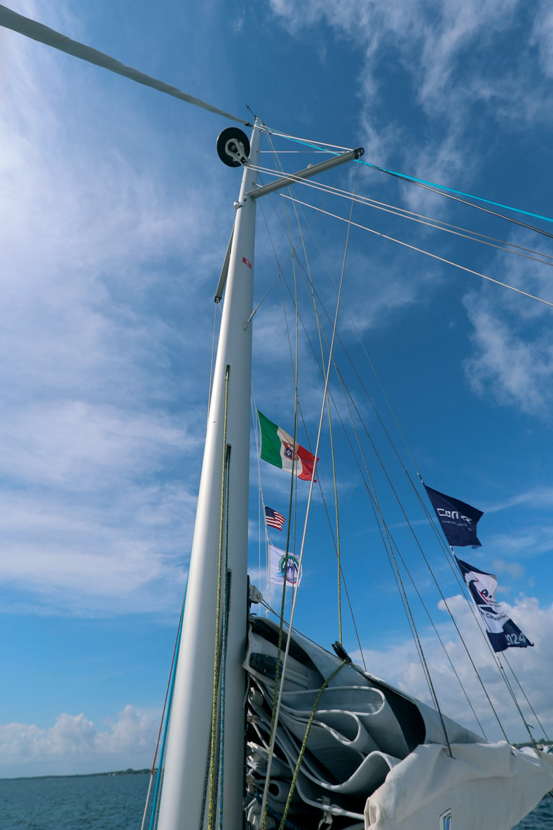 Avec un tirant d’air rehaussé à 16,94 voire 17,63 m, le C-Cat 38 profite d’une surface de voile sensiblement augmentée par rapport à celle du C-Cat 37 ; un bon point pour la performance.