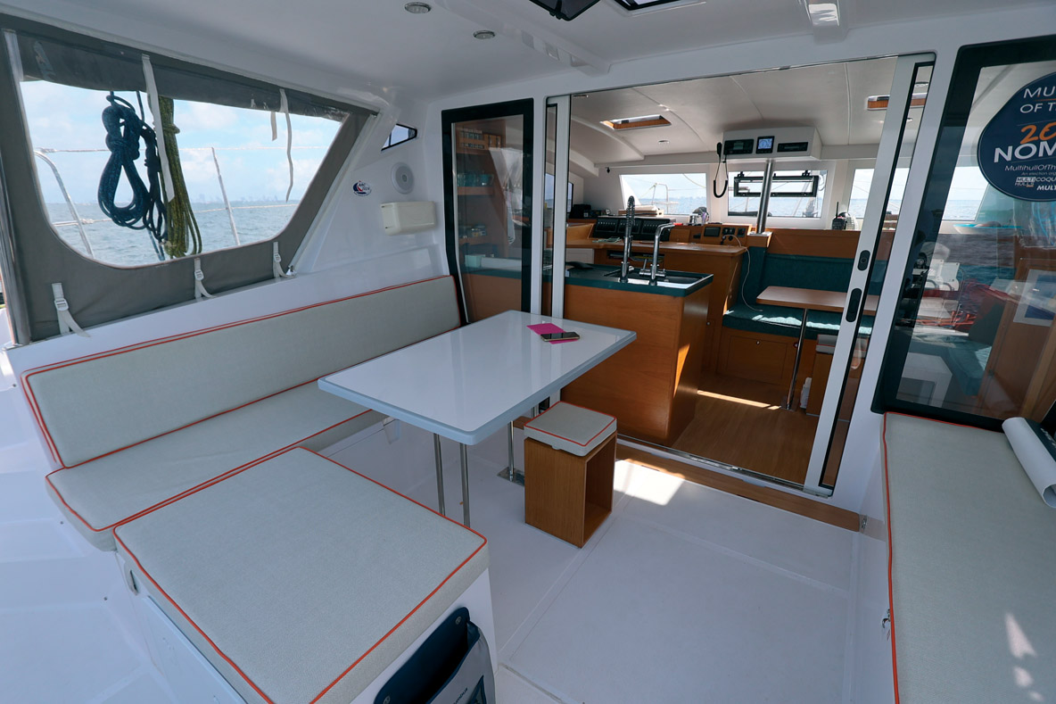 Le cockpit n’est pas immense, mais il est bien aménagé, et peut tout de même accueillir 7 ou 8 personnes.