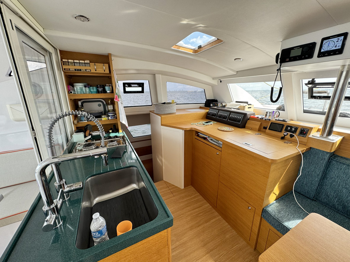 Dans le carré, l’espace a vraiment été bien optimisé, avec à la fois un coin repas, une cuisine et même un espace navigation.