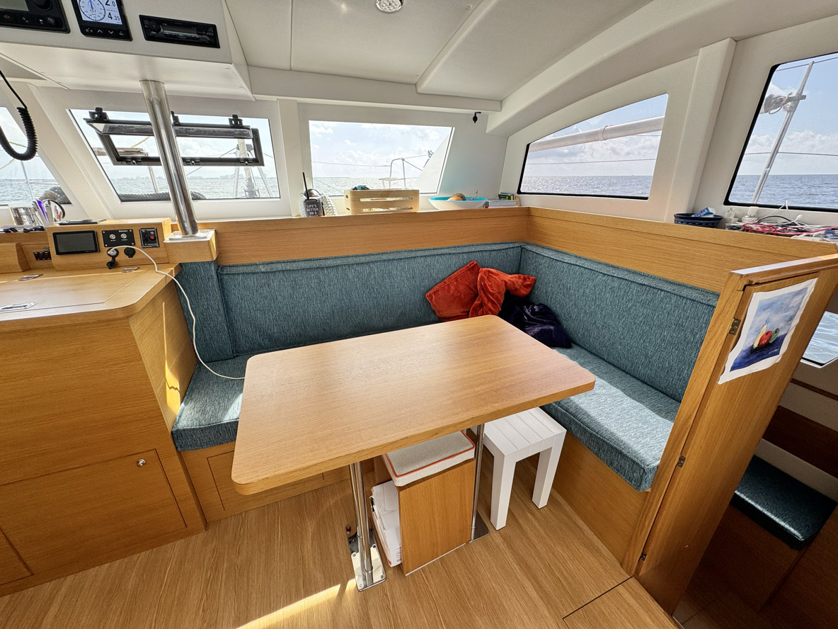 A l’intérieur, on retrouve aussi tous les instruments nécessaires pour suivre la navigation en temps réel.