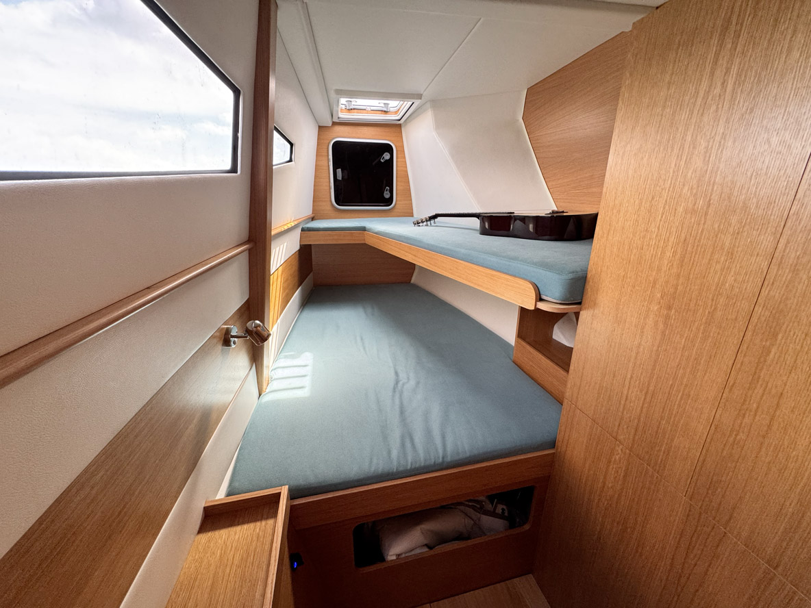 La cabine invités avant est intelligemment conçue, avec un deuxième lit, superposé, parfait  pour les enfants.