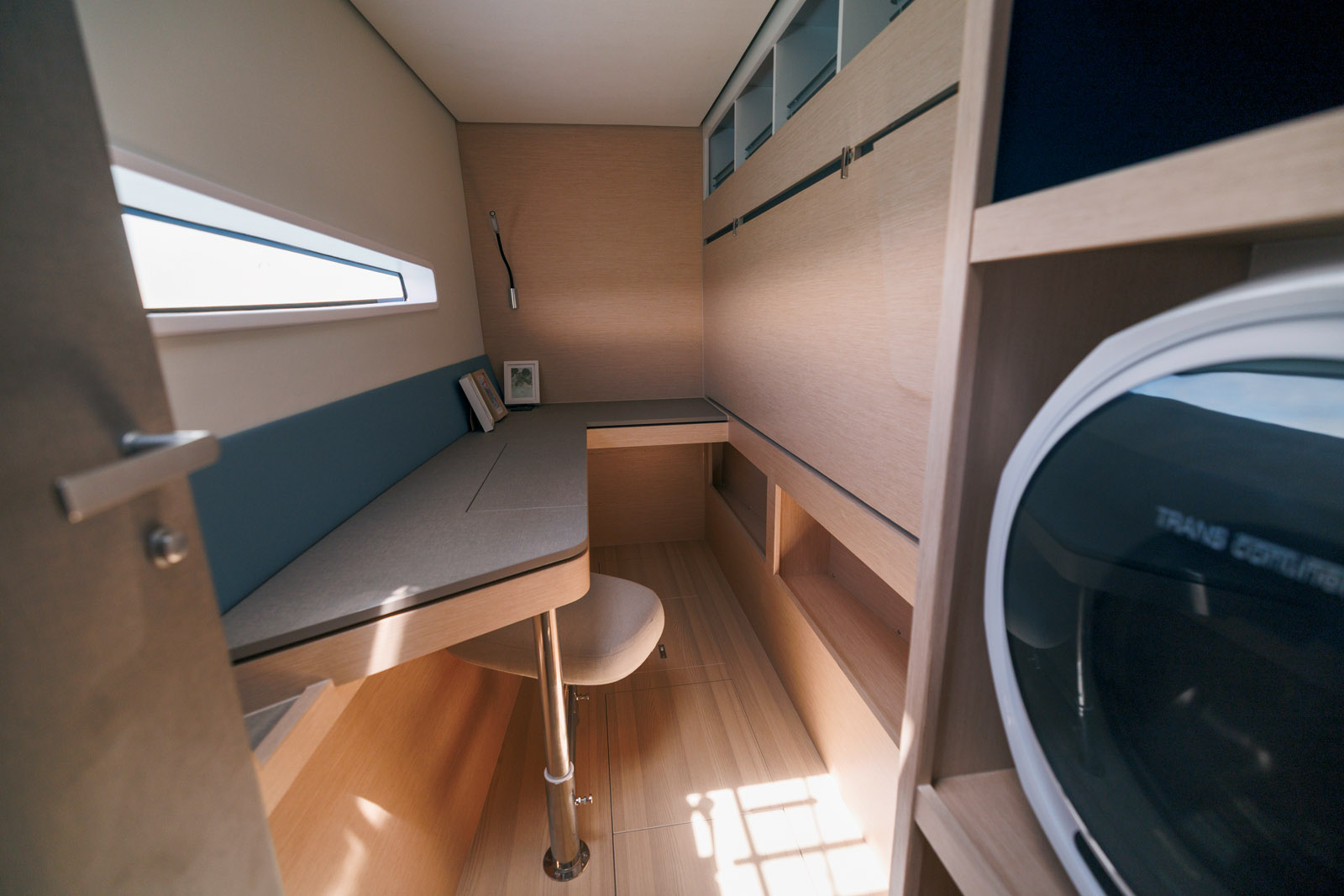Cabine supplémentaire, atelier, bureau, dressing, buanderie ou encore espace enfants : la cabine avant bâbord « My Free Space » s’adapte au programme de  navigation de chaque Propriétaire. ©Outremer/Robin Christol