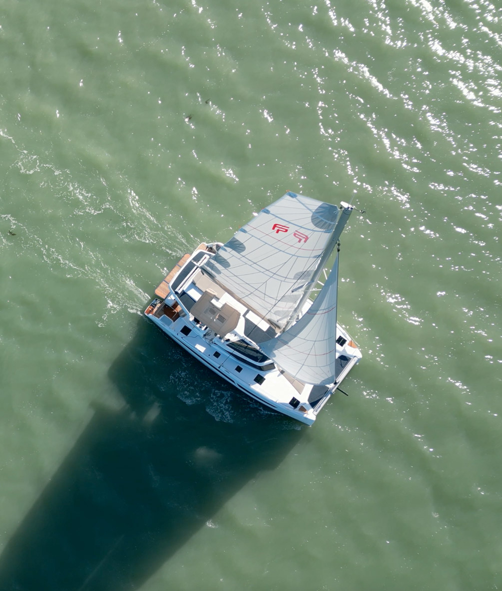 La grand-voile à corne et le génois à recouvrement permettent  de totaliser 100 m2 de surface de voile au près.