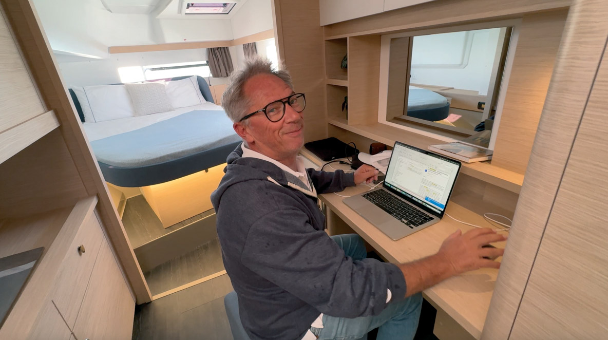 Vous cherchez un endroit pour travailler ? Il y a un vrai bureau dans la cabine Propriétaire auquel il ne manque plus qu’un vrai fauteuil.