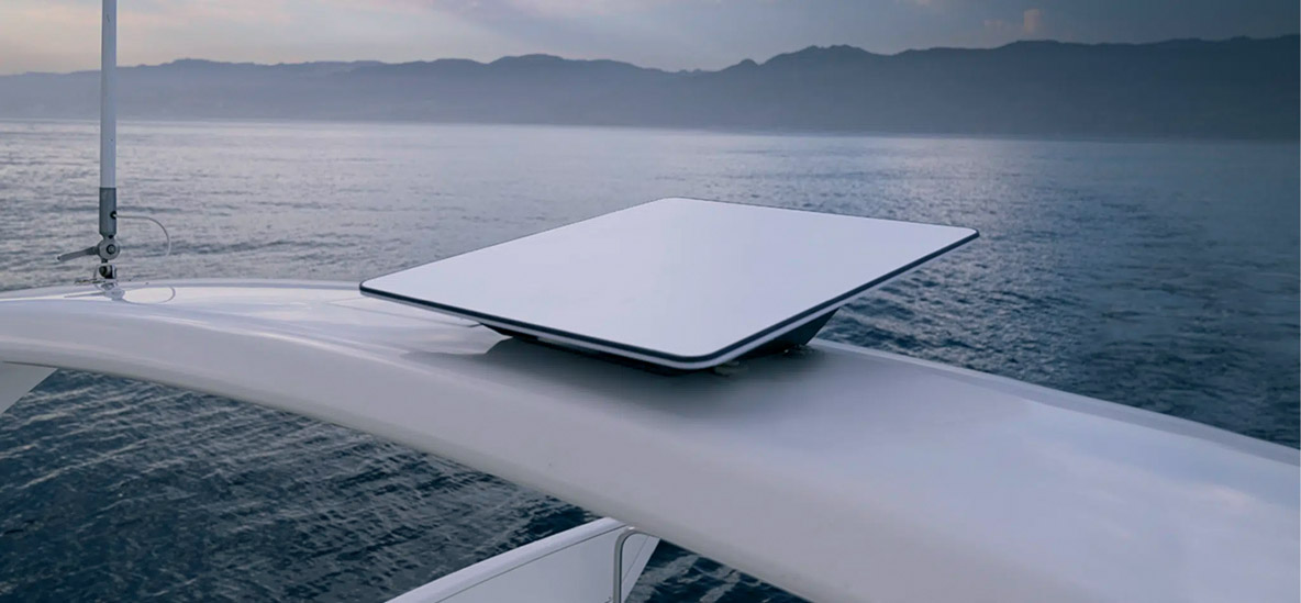 Compacte, élégante, fiable et efficace, la solution Starlink s’est imposée en moins de deux ans à bord de nos multicoques de grand voyage.