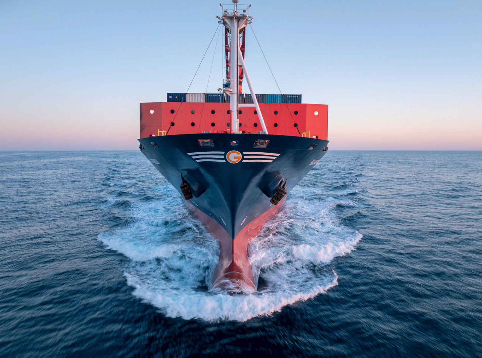 La veille – visuelle, mais également électronique – permet d’éviter de mauvaises rencontres… mais parfois aussi d’échanger avec d’autres marins…