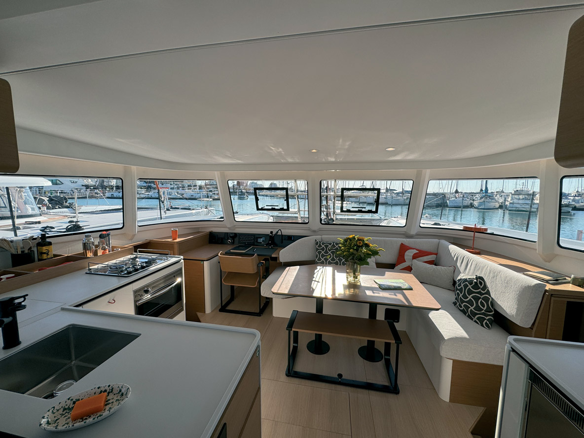 Le carré est très généreux pour un 42 pieds ; la ventilation est facilitée par les panneaux en façade.