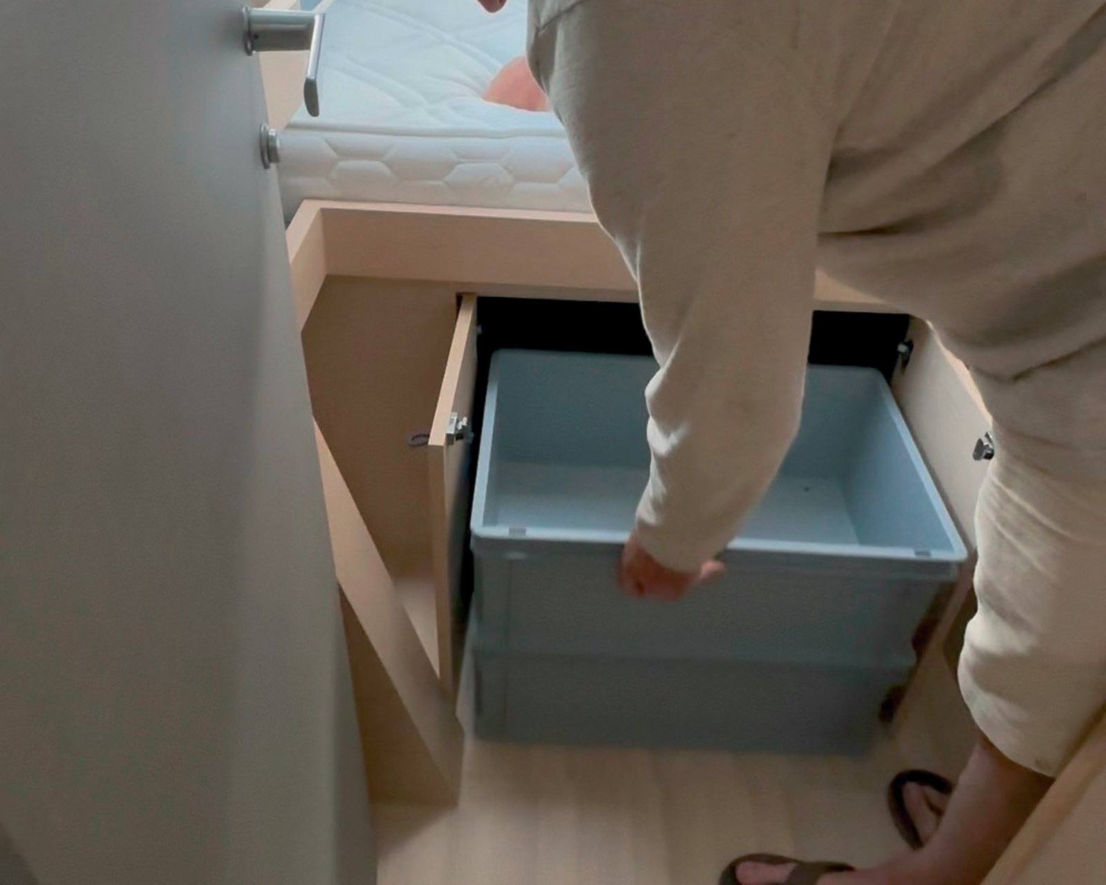 Sous chaque couchage, des casiers facilitent le rangement tout en restant facilement accessibles.