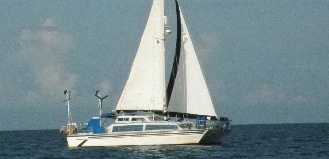 Not that heavy, but undercanvassed, the Catalac needs a good breeze to express itself…