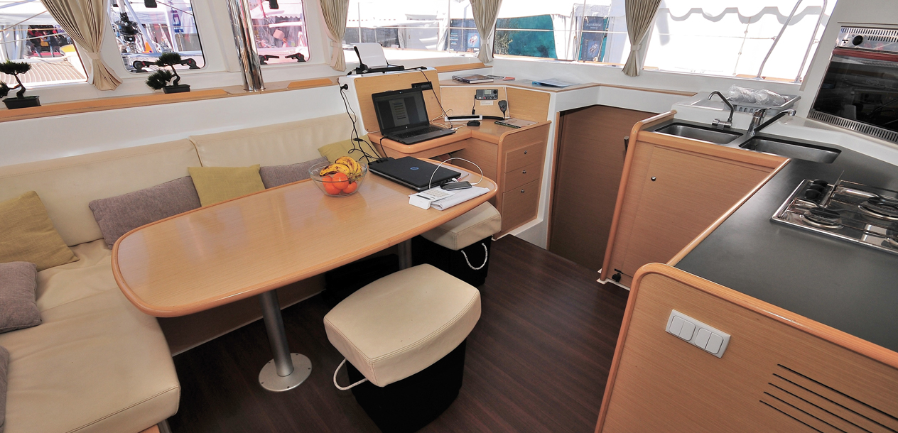 Le carré tel qu'il apparaît en avril 2017 : L'ensemble des menuiseries et des parements en Alpi chêne clair ont parfaitement résisté à une utilisation probablement précautionneuse. Les équipements de cuisine (four, gazinière, robinetterie, tiroirs) sont en très bon état, comme les sols, rideaux et vaigrages de plafond.