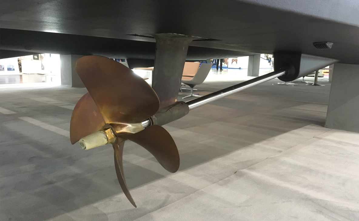 Ligne d’arbre C’est LA transmission basique – un arbre, et c’est tout. Elle s’impose sur les grosses unités. Plus rustique que le saildrive, la ligne d’arbre conserve ses aficionados, sensibles à la sécurité en cas de grosse avarie (petite ouverture dans la coque) et à la facilité d’entretien.