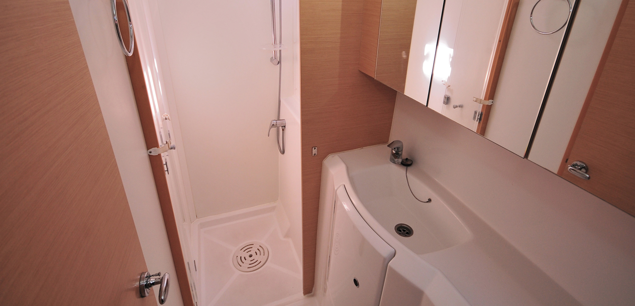 Les salles d'eau révèlent souvent la maladresse des utilisateurs négligents, ce n'est pas le cas à bord de Lagrado.