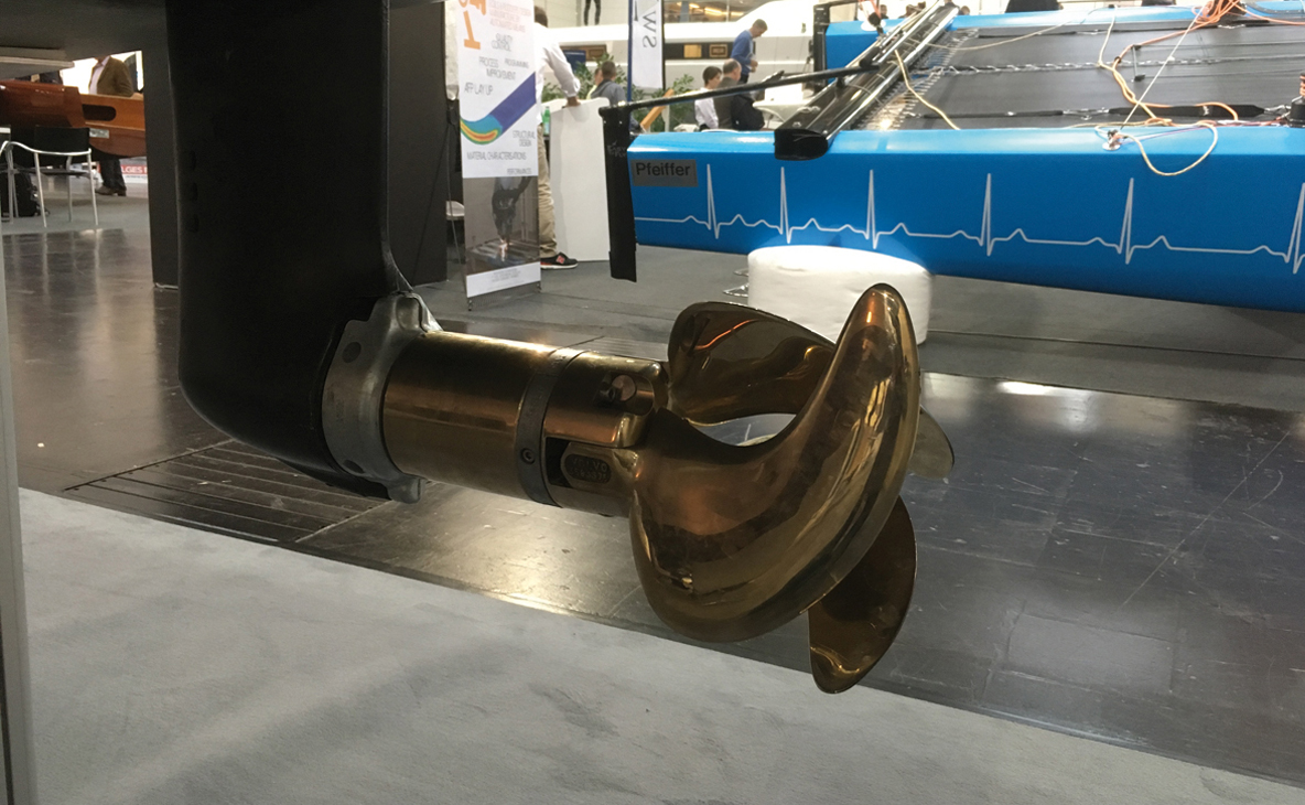 Hélice repliable ou à pales orientables Plus complexes que les fixes, elles sont aussi plus chères ; en général, le surcoût pour deux hélices repliables au lieu de deux fixes est de 5 000 à 8 000 euros. Mais le gain de performances sous voile est considérable – de l’ordre de un nœud pour un catamaran.