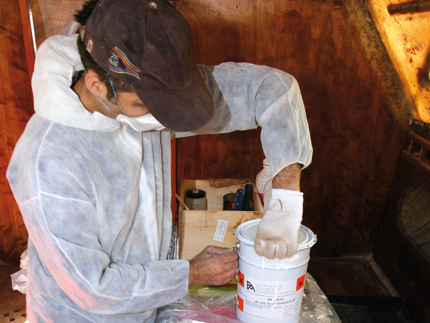 La configuration la plus mauvaise pour la manipulation de produits toxiques, c’est le confinement. Si vous travaillez à l’intérieur de votre bateau, ouvrez en grand les panneaux et la descente. Et s’il fait froid… attendez des jours meilleurs !